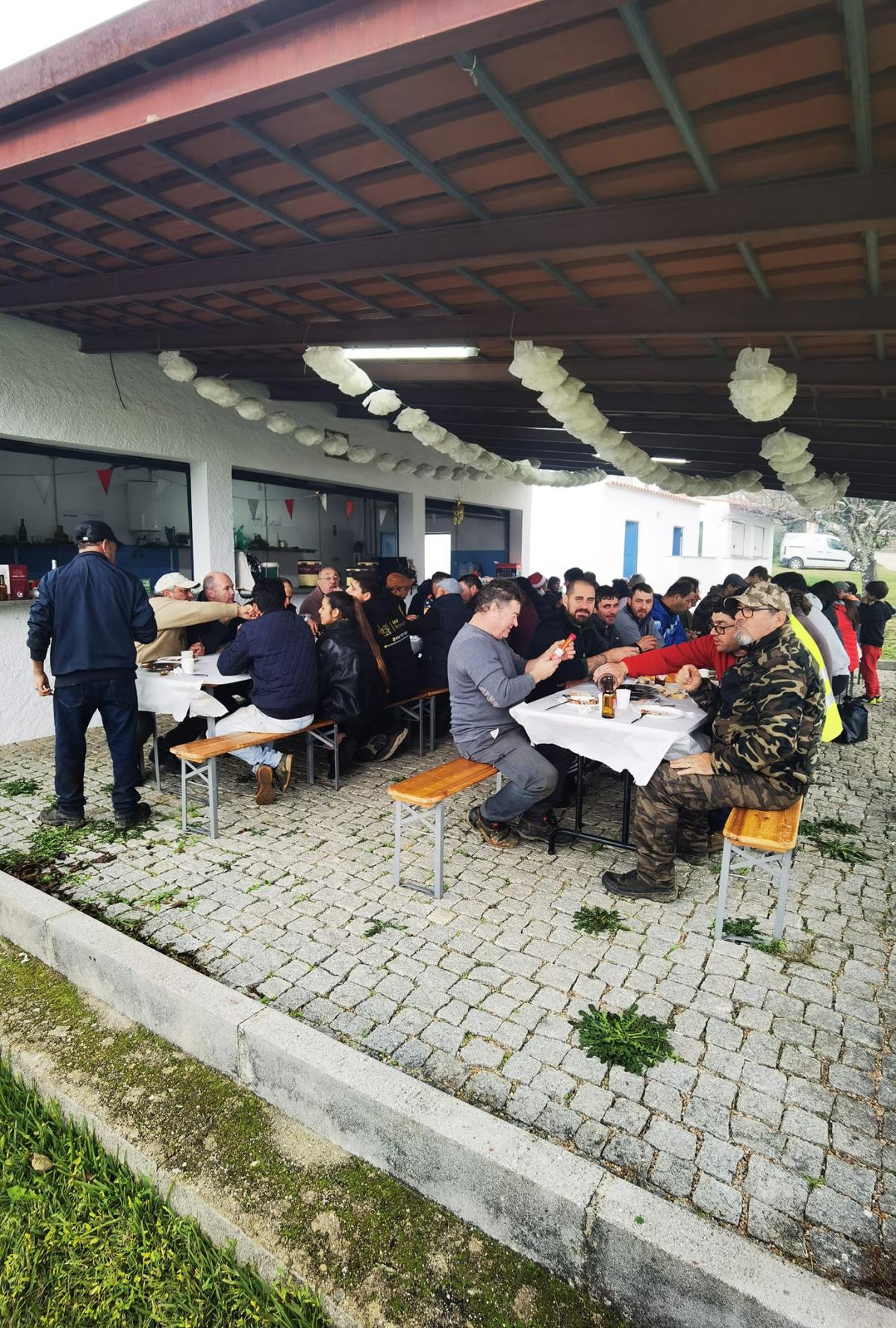 Almoço após o corte do madeiro