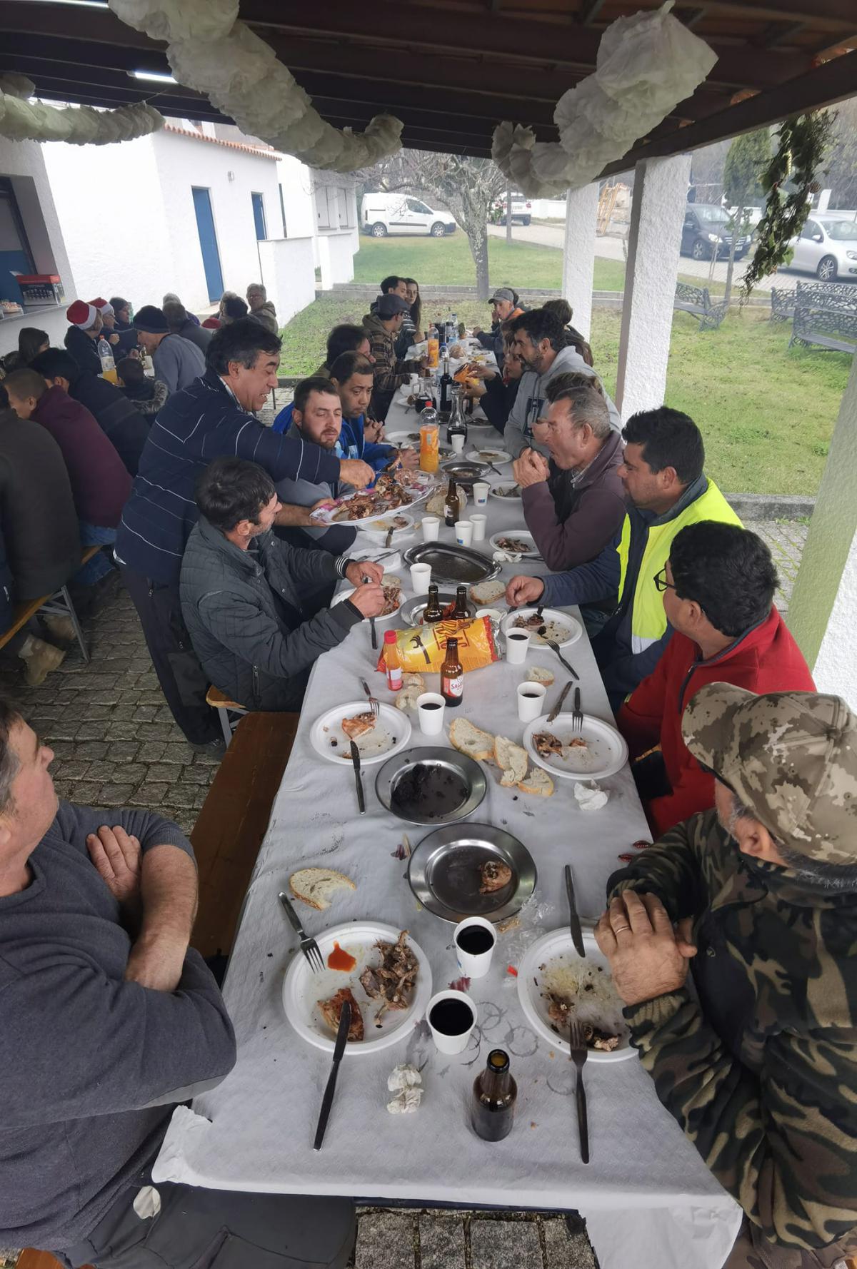 Almoço após o corte do madeiro